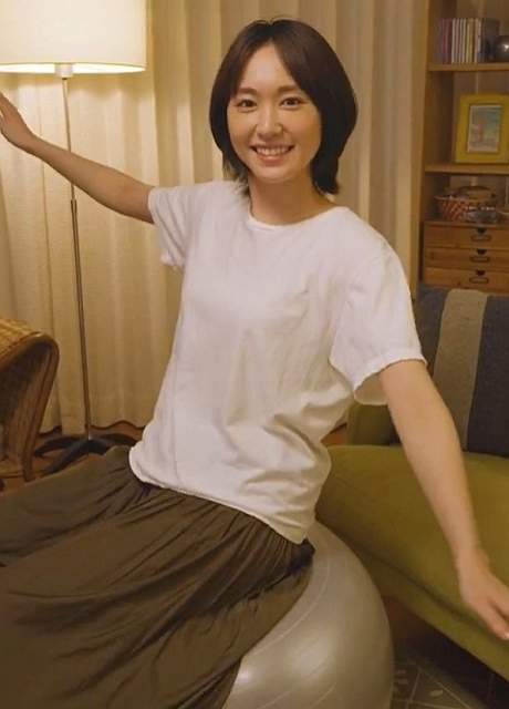 新垣結衣 トヨタ ノア Web Cm 金曜日の新垣さん 気づき篇 27秒 え 新しいノアって床が低いんだ だから乗り降 新垣結衣 Cm Navi